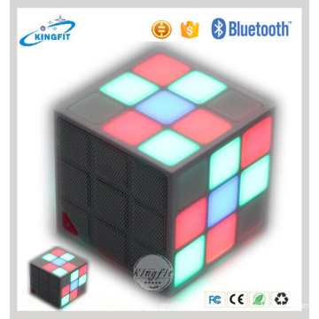 Новые прибытия Magic Cube Форма Красочные светодиодные Bluetooth спикер